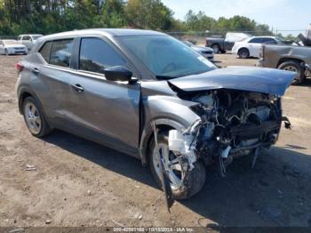  Salvage Nissan Kicks