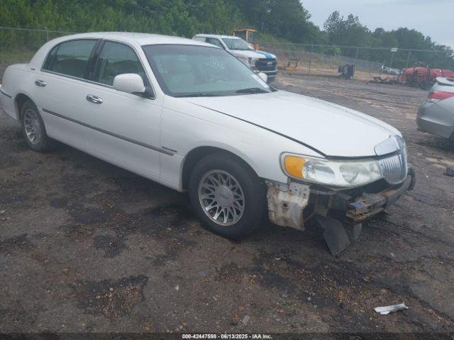  Salvage Lincoln Towncar