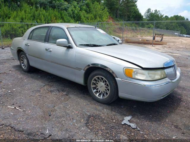  Salvage Lincoln Towncar