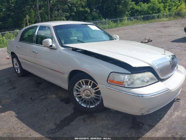  Salvage Lincoln Towncar