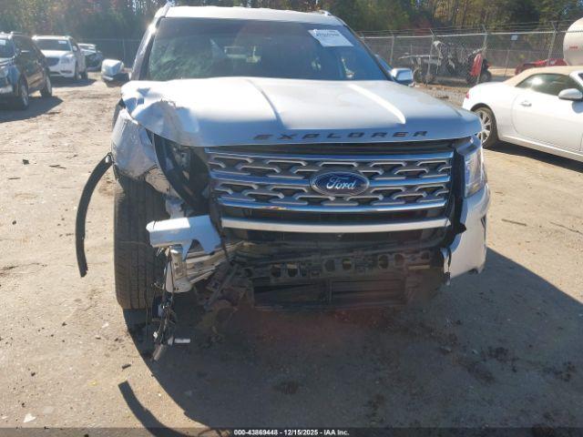 Ford Explorer Limited Image 11