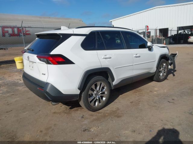 Toyota RAV4 Xle Premium Image 11