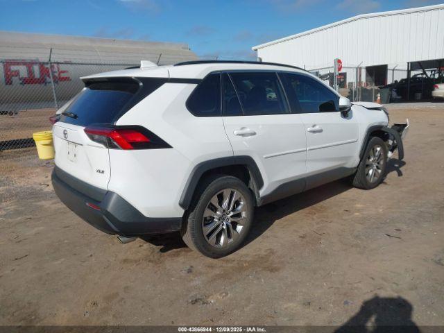 Toyota RAV4 Xle Premium Image 11