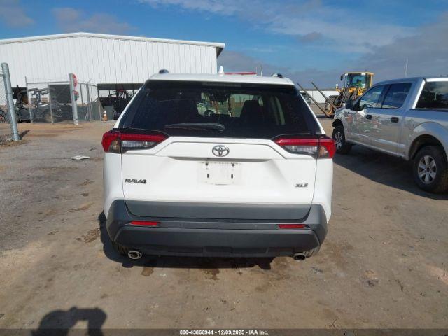 Toyota RAV4 Xle Premium Image 8