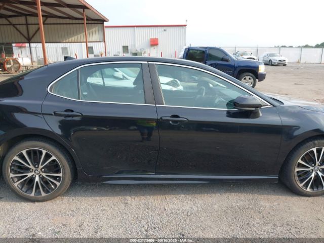 Toyota Camry Se Image 16