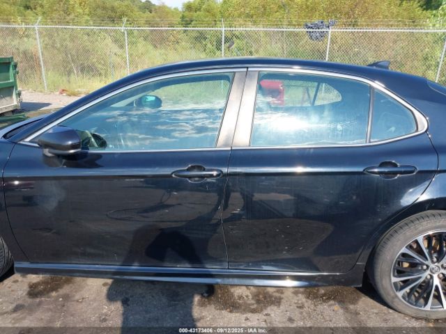 Toyota Camry Se Image 6