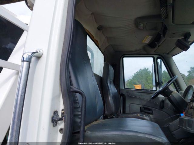 International 7000 7400 Image 10