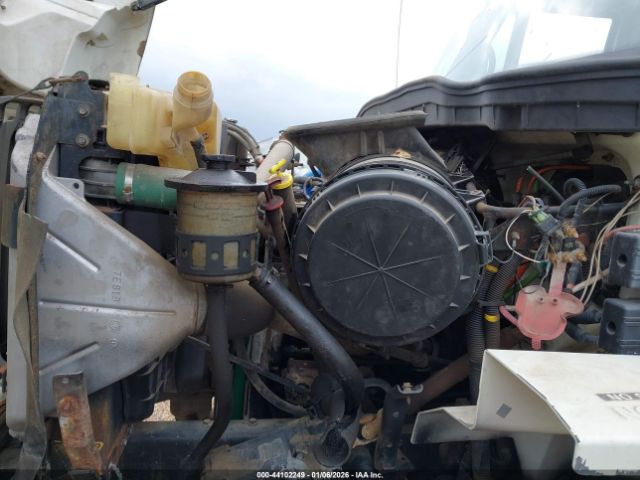 International 7000 7400 Image 6