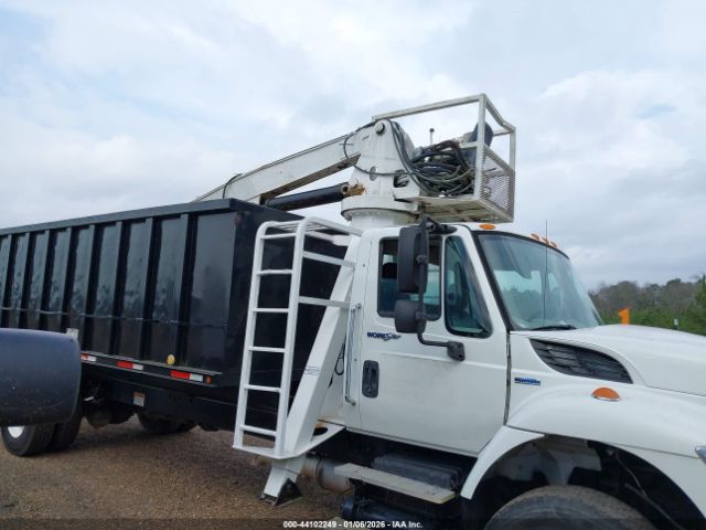 International 7000 7400 Image 17