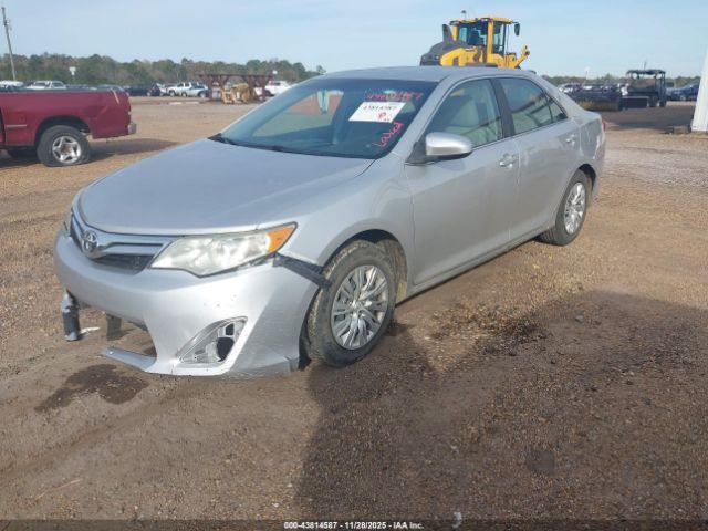 Toyota Camry Le Image 2