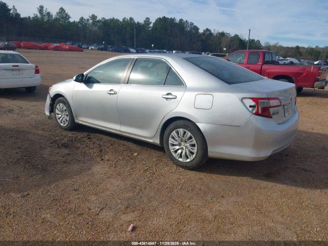 Toyota Camry Le Image 3