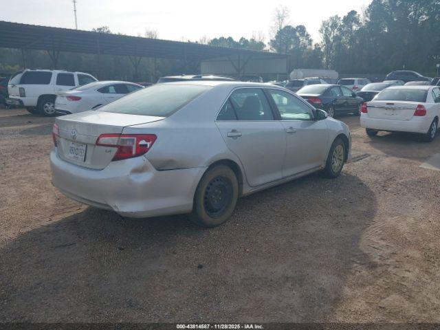 Toyota Camry Le Image 4