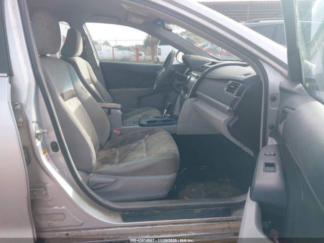 Toyota Camry Le Image 5