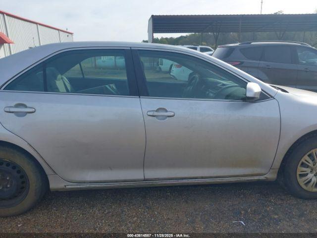 Toyota Camry Le Image 7