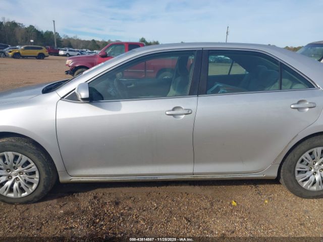 Toyota Camry Le Image 16