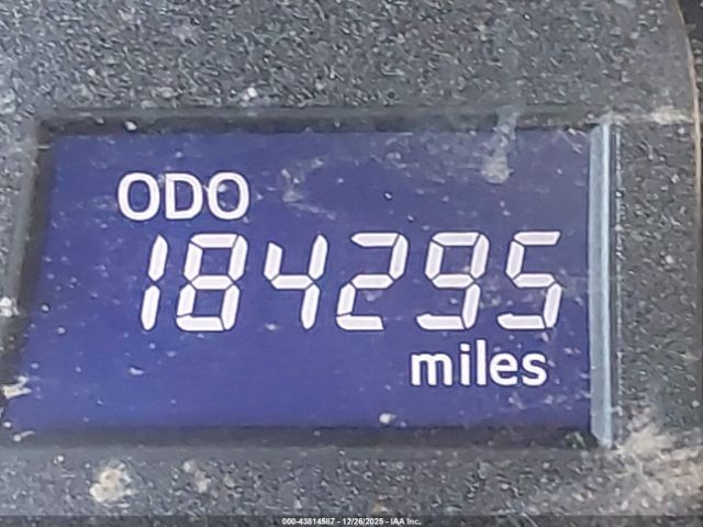 Toyota Camry Le Image 11